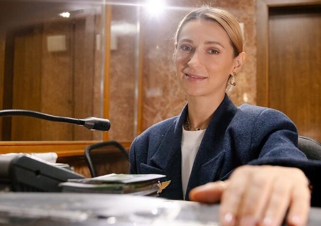Співачка TAYANNA на один день стала касиром Укрзалізниці, виконавши неочікувану роль для своїх шанувальників