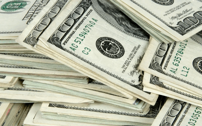 Чи варто міняти гривні на долари у 2025 році